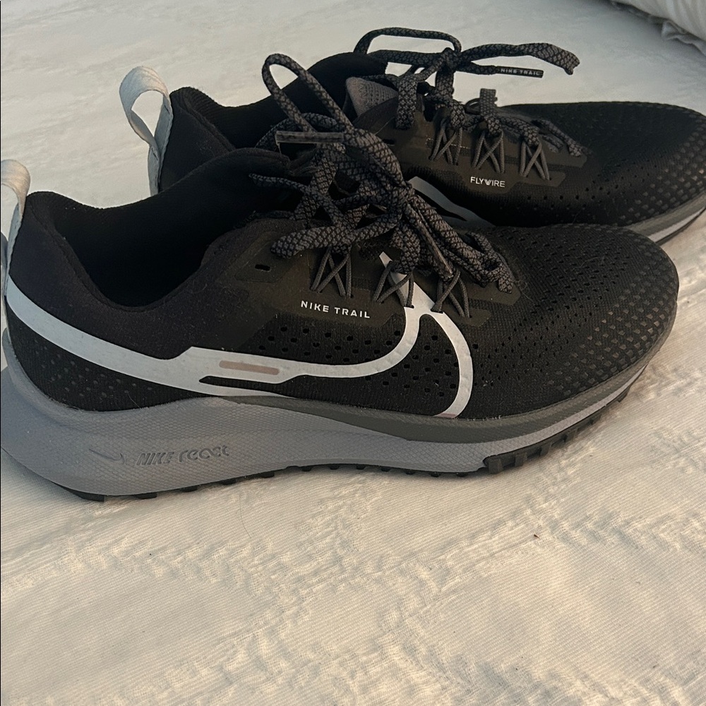 Nike Trail Women’s Black and Gray Athletic Shoes